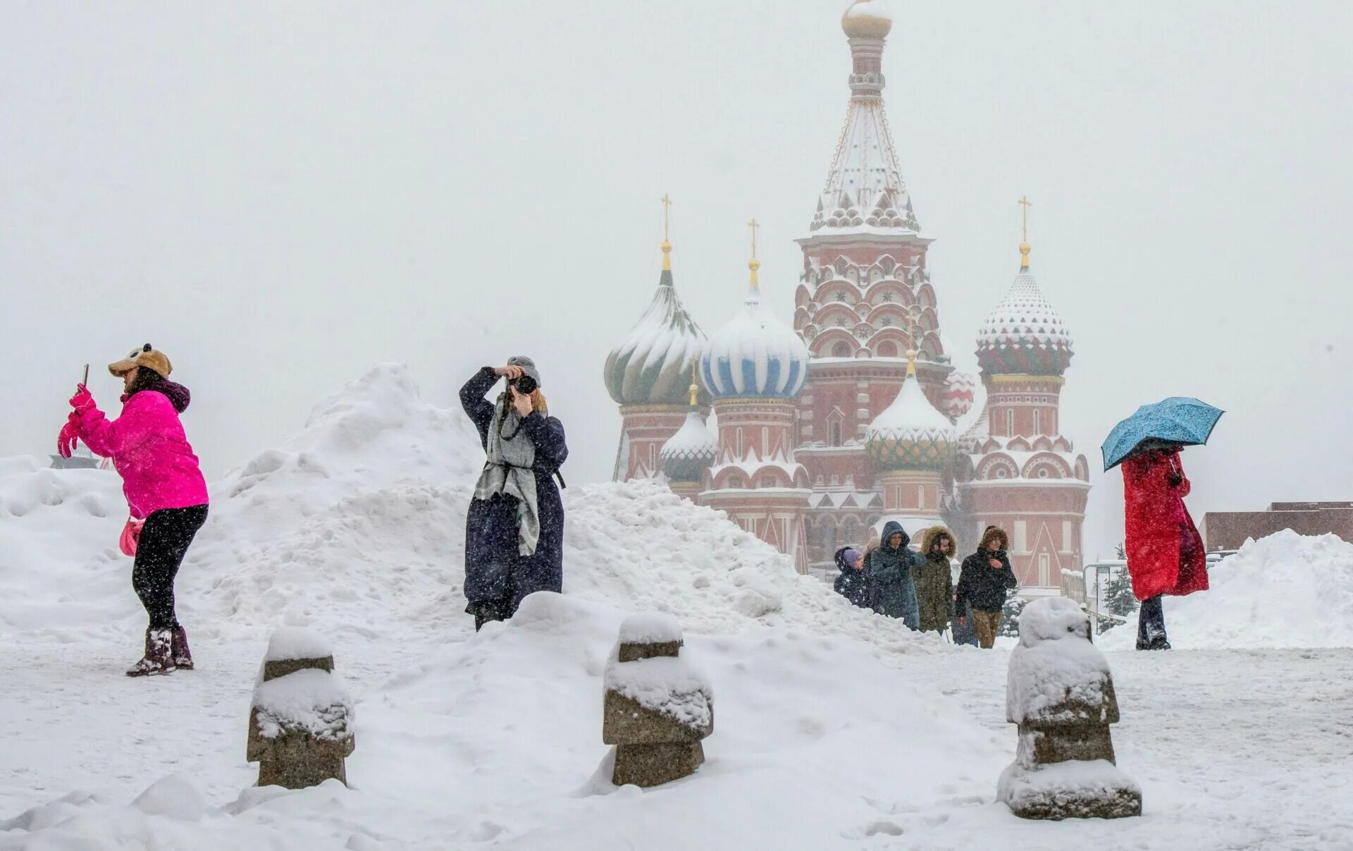 Снегопад на красной площади. Зима в Москве. Снег в Москве. Красная площадь в снегу.