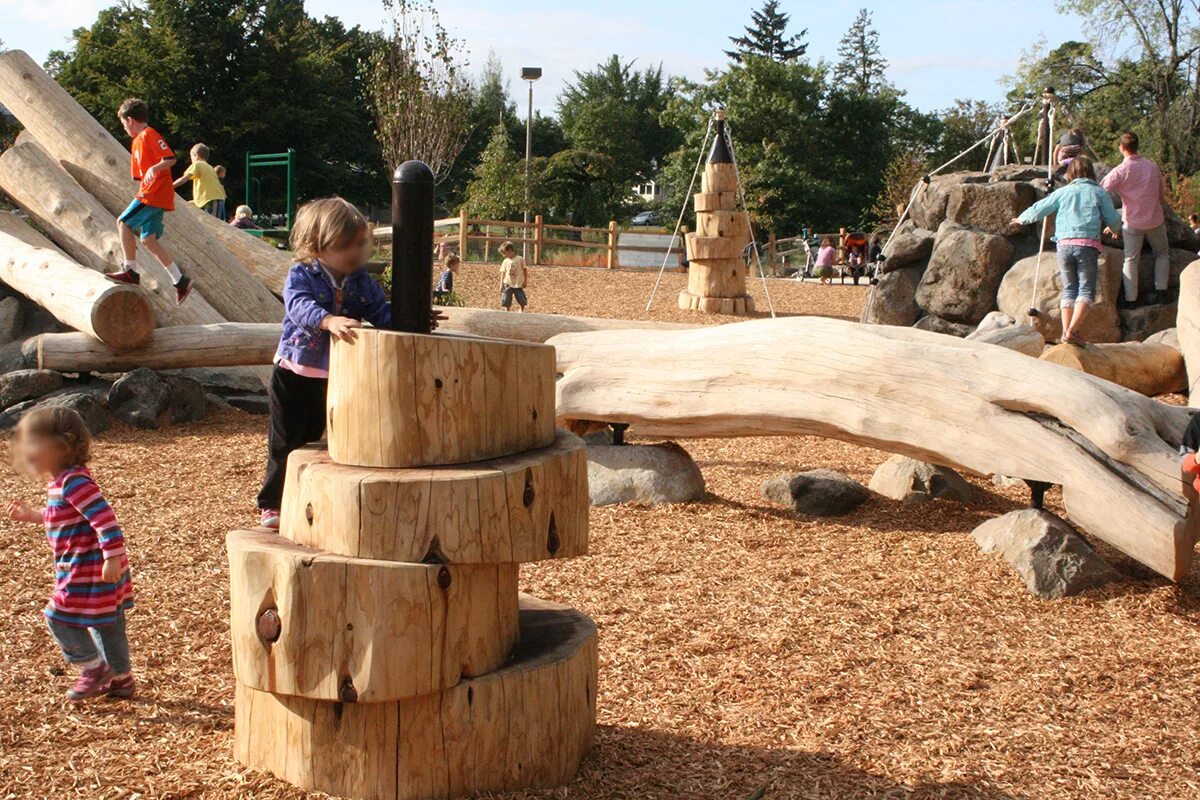 детские городки из бревна. детские игровые площадки из бревна. детские площадки из бревен. детский игровой комплекс из бревен. площадка из бревен.