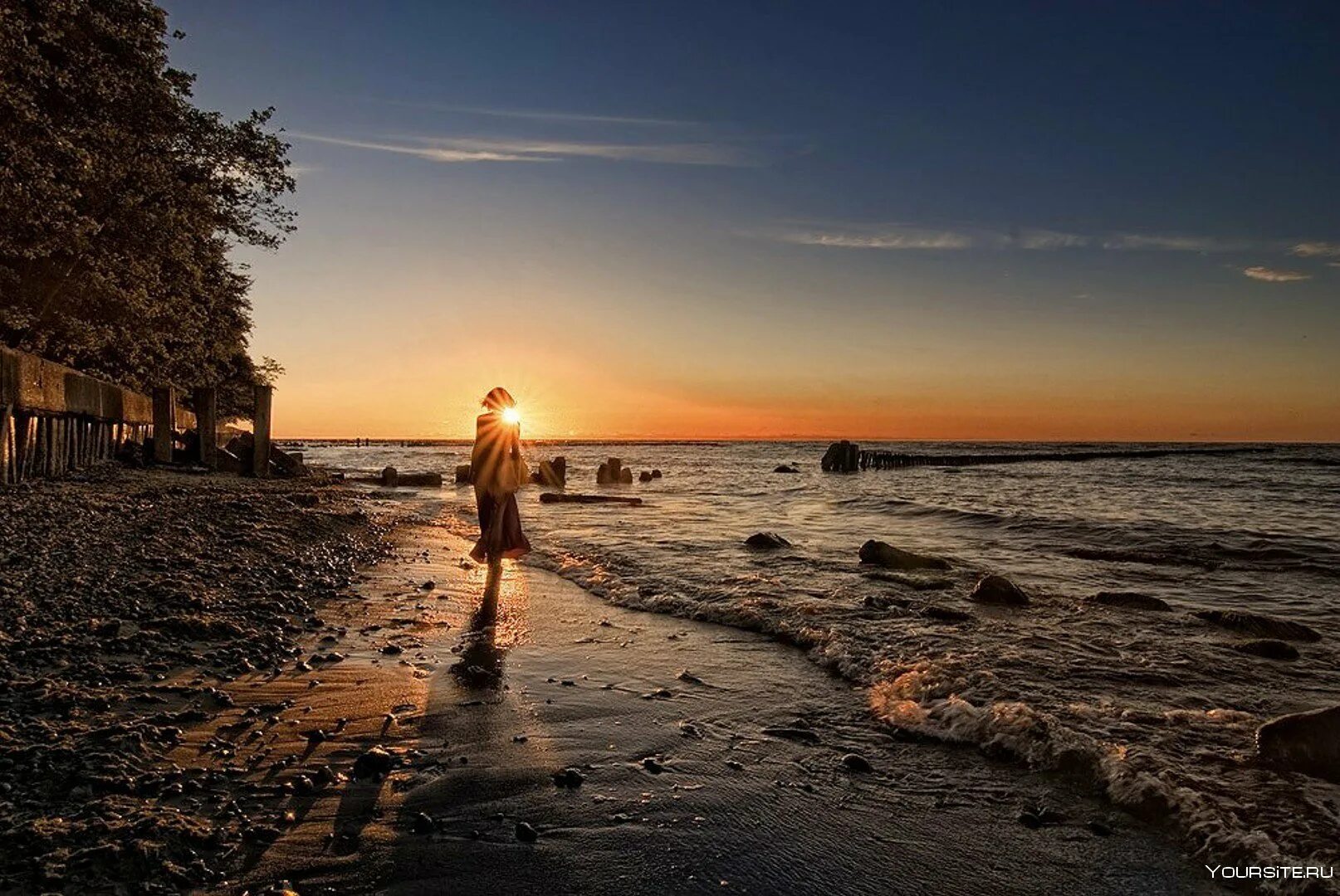 Палаточный лагерь тургояк. Берег вставать. Берег моря. Песочный пляж. Лавочка на берегу моря.