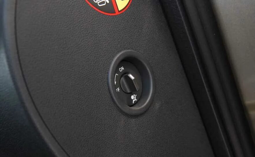 Отключение подушки безопасности пассажира. Кнопка отключения подушки безопасности Форд фокус 2. Кнопка выключения подушки безопасности пассажира Форд фокус 2. Отключение подушки Ford Focus 2. Индикатор отключения подушки безопасности Форд фокус 2.