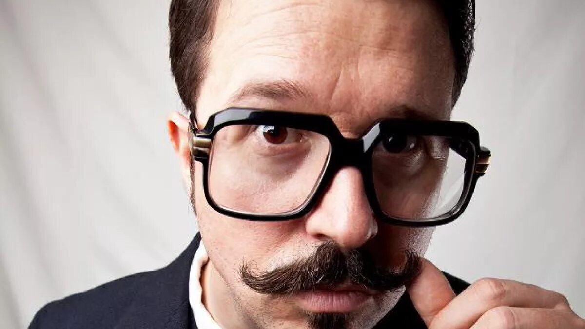 Интеллигентный человек. Мужчина интеллигент. Интеллигентный мужчина. Умный парень. Выдержанный интеллигентный человек.