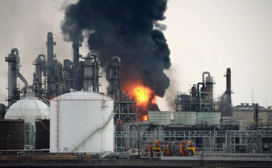 Потенциально опасные объекты спб. Химически опасные объекты предприятия. Химия и нефтепереработка в дании. Химически опасный объект (хоо) - объект. Химически опасные объекты.
