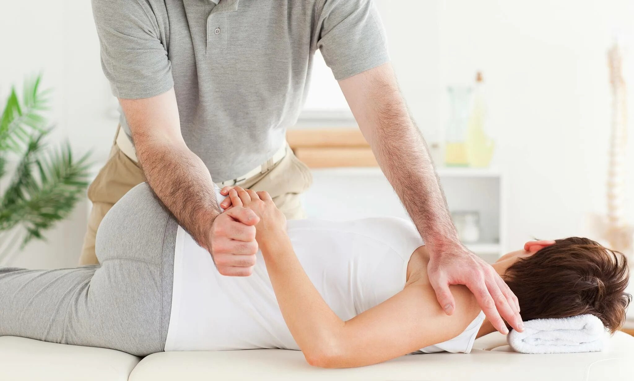 Massage how. Постизометрическая релаксация мануальная терапия. Артро вертебральная мануальная терапия. Массаж мануальная терапия. Мануальный терапевт массаж.