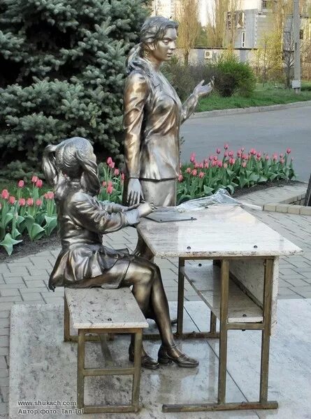 Памятник у первой школы череповец. Памятник учителю в ангарске. Проекты в школе памятники. Памятник учителю липецк в липецке. Памятник школе.