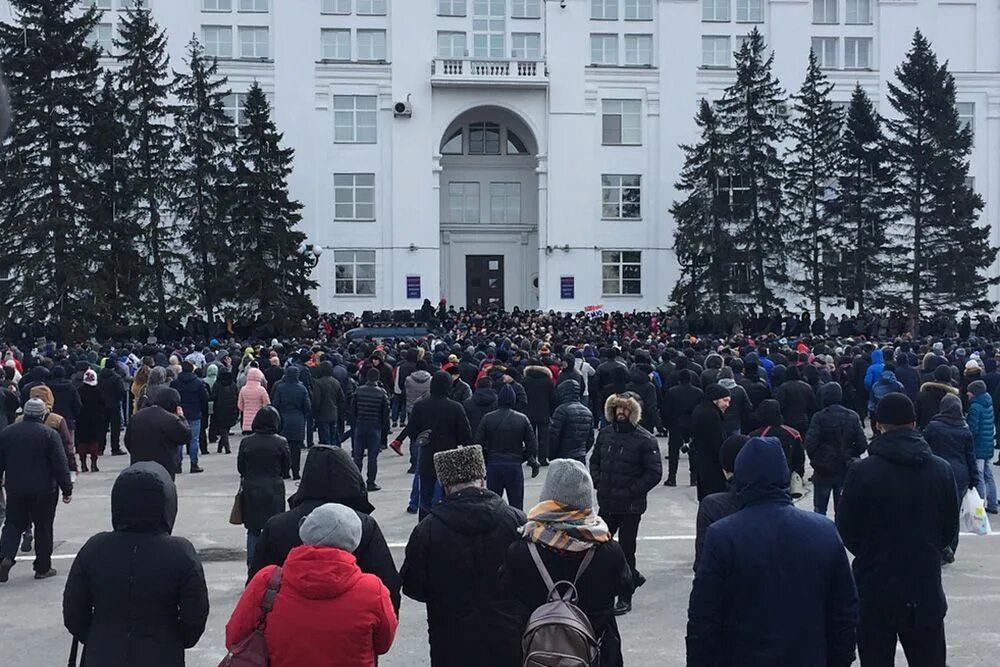 Кемерово митинг. Митинг в Кемерово сегодня. Митинг в Кемерово сегодня на бульваре Строителей. Протесты в Кемерово на Советской.