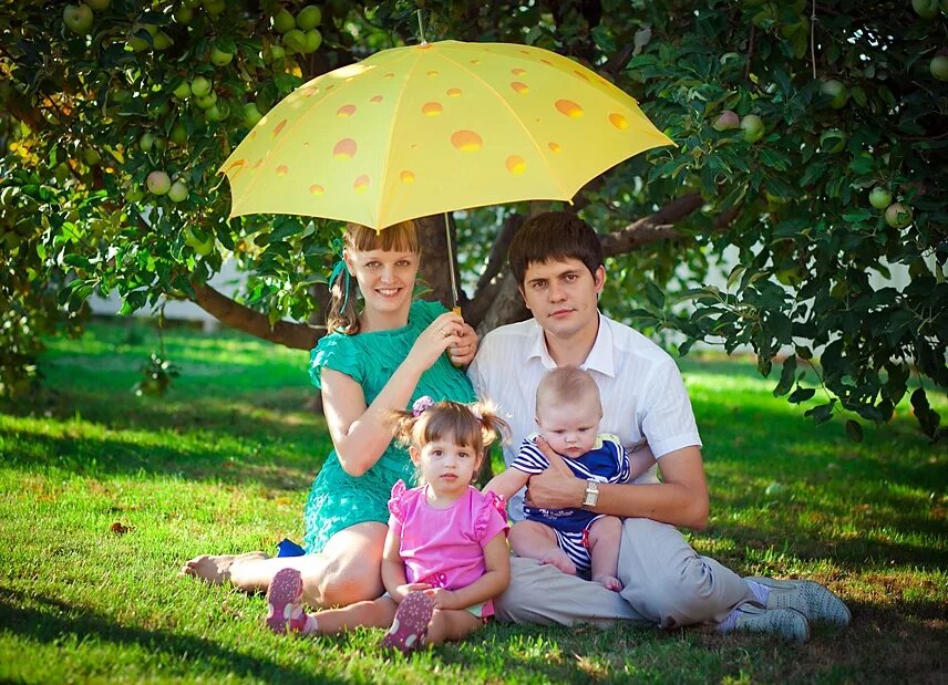 Семейный зонт. Под семейным зонтиком. Семья под зонтом. Семейная фотосессия с зонтом. Семейство зонтик