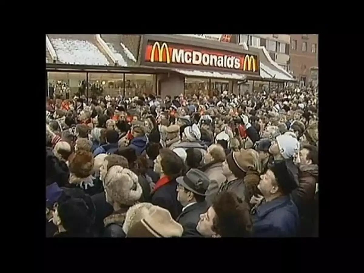 Очередь в первый макдональдс в москве. Макдональдс 1990 москва. первый макдональдс в москве. открытие макдональдса в москве 1990.