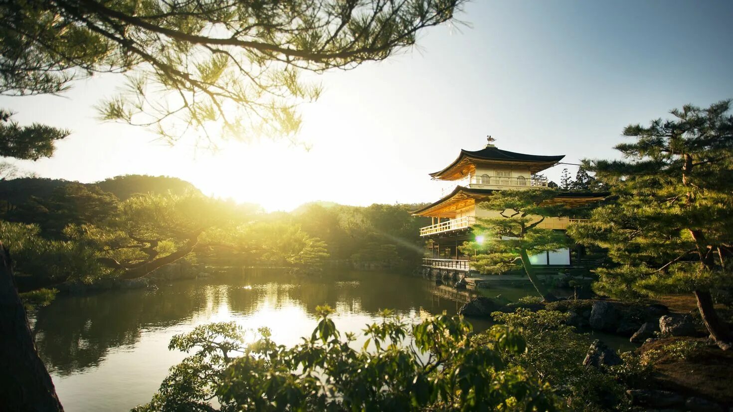 Золотой павильон (г.Киото). Кинкаку-дзи сад озеро. Озеро в Японии Киото храм. Япония храм Кинкакудзи (золотой павильон) внутри. Китай обои на стол