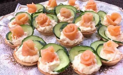Тарталетки с красной рыбой сыром и огурцом