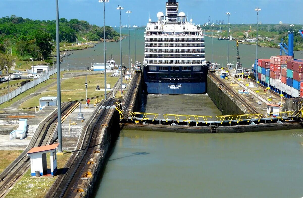 Панамский судоходный канал. Шлюзовый канал Панамский. Панамский канал Панама. Ширина Панамского канала.