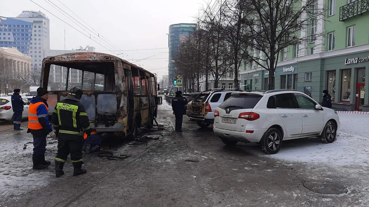 В челябинске сгорел. Загорелась маршрутка Челябинск.. Челябинск автобус пожар.