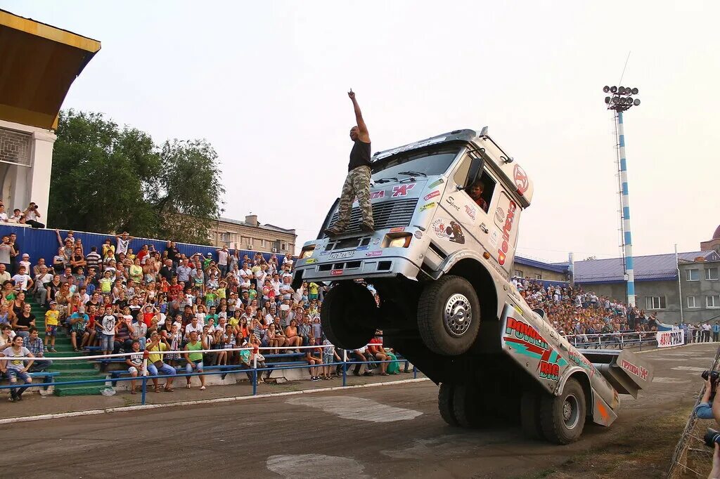 Театр каскадер. Мельбурн шоу. Шоу каскадеров авто родео. Сэм селезнев каскадеры. Оптимус прайм шоу каскадеров.