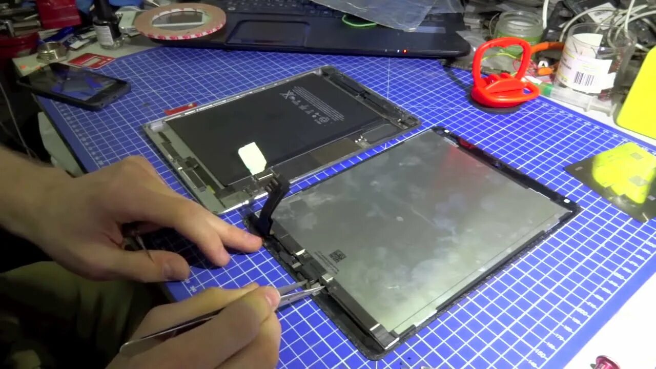 Ipad air 2 разобранный. Планшет починить стекло. Дисплей планшета. Замена стекла air. Замена стекла на айпад 4.