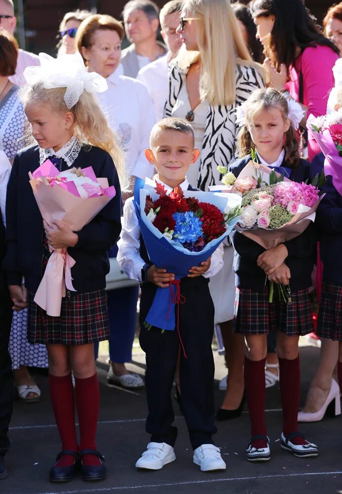 Ученица пришла в школу. Школьники на линейке. Линейка 1 сентября. Школьники 1 сентября. Дети школьники.