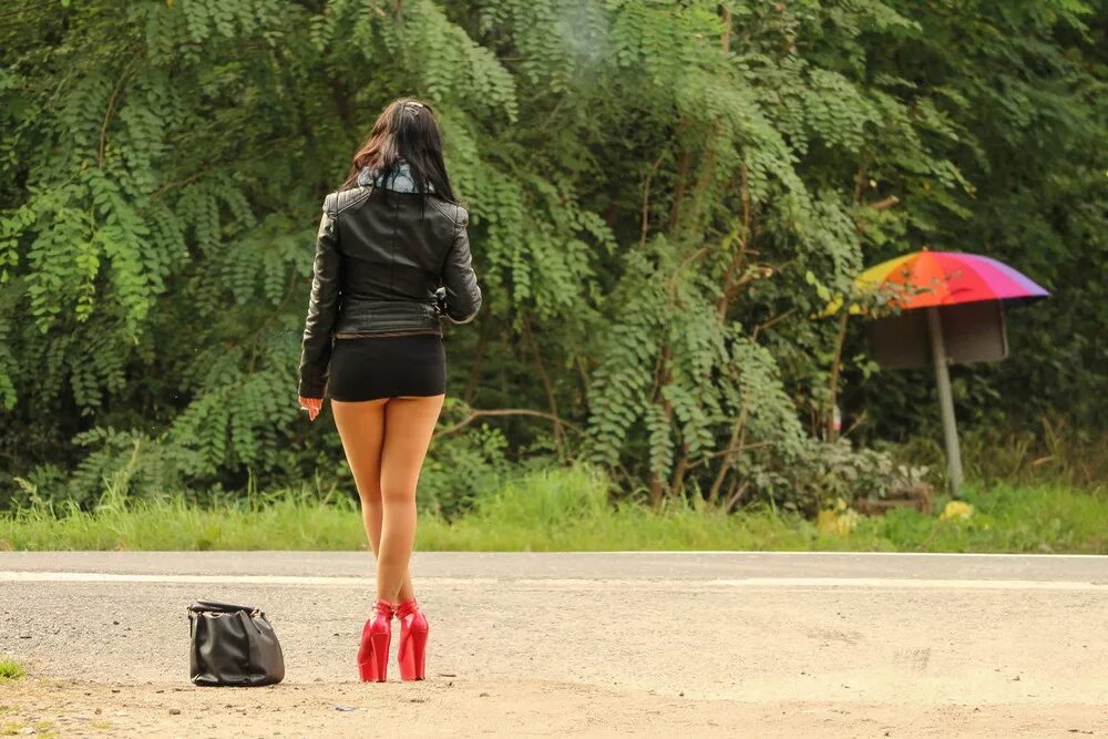 Девушки легкого поведения. Левушка легкого поведения. Девушки легкого поведения. Девочки легкого поведения на улице. Плечевая девушка.