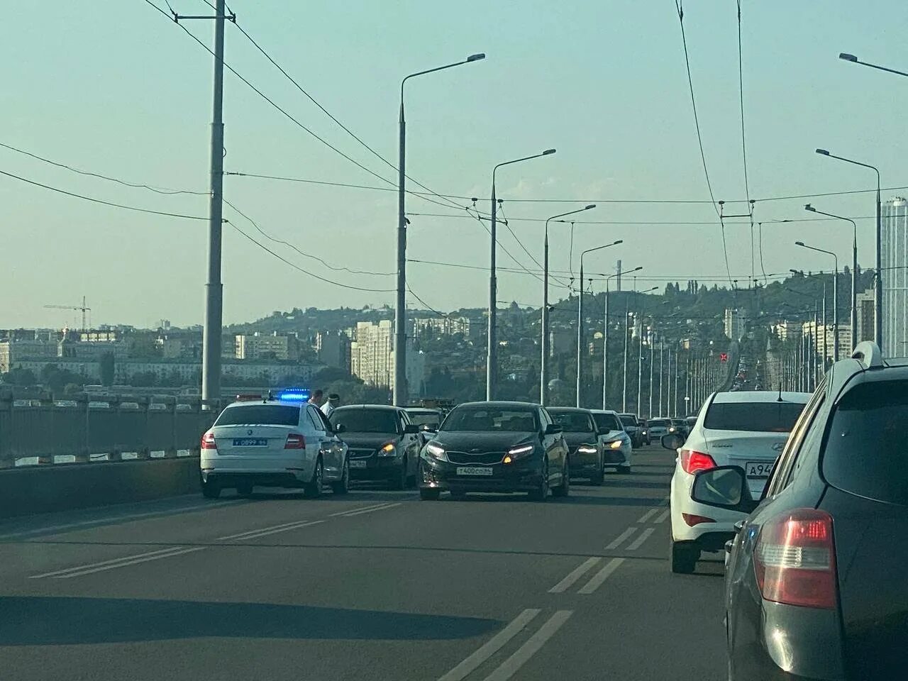 Сколько сейчас в энгельсе. Пробки на Саратовском мосту. Пробка на мосту Саратов Энгельс. Пробки Саратов Энгельс.