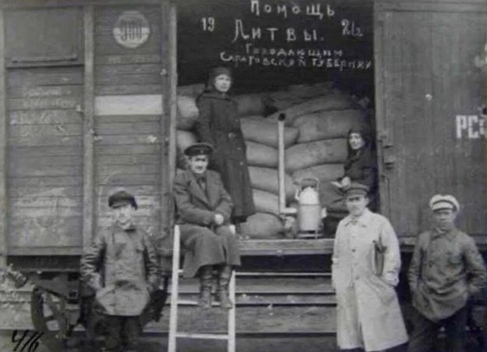 Голодающие в Поволжье 1921-22. Голодающие Поволжья 1921 год. Голодающие дети Поволжья 1921.