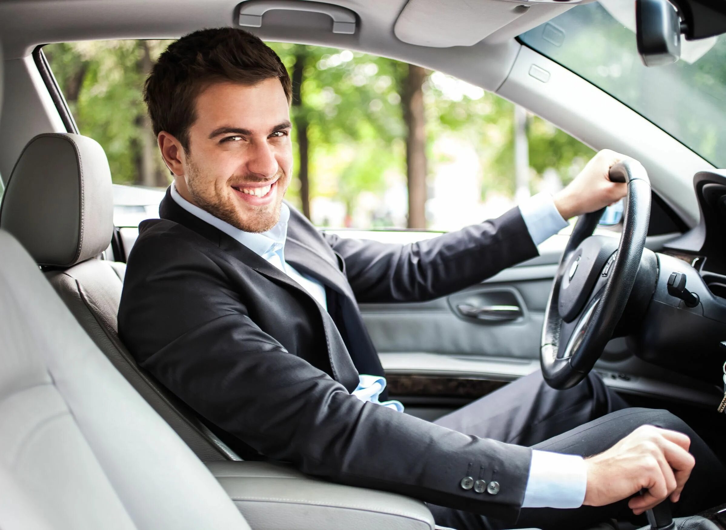 People drive a car. Водитель и автомобиль. Мужчина за рулем. Мужчина в машине. Человек рядом с машиной.