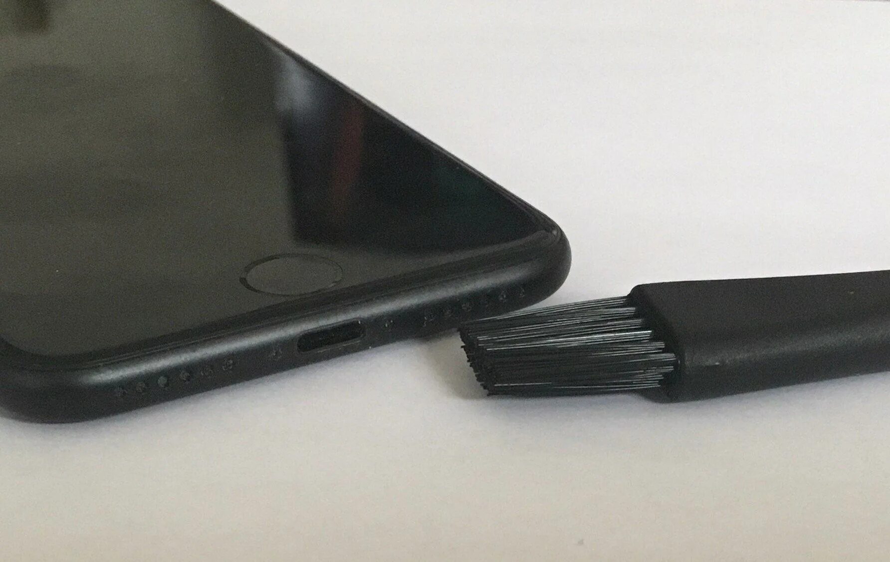Как почистить динамик на iphone xr. Чистка динамика iphone. щеточка для чистки динамика айфона. щетка для чистки смартфона. чистка динамика iphone щеткой.