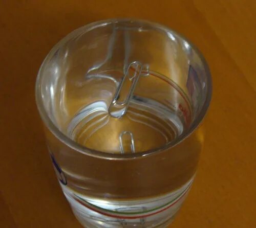 Опыты с иглой. Натяжение воды в стакане. Поверхностное натяжение воды опыты. Поверхностное натяжение воды в стакане. Опыт со скрепкой и водой.