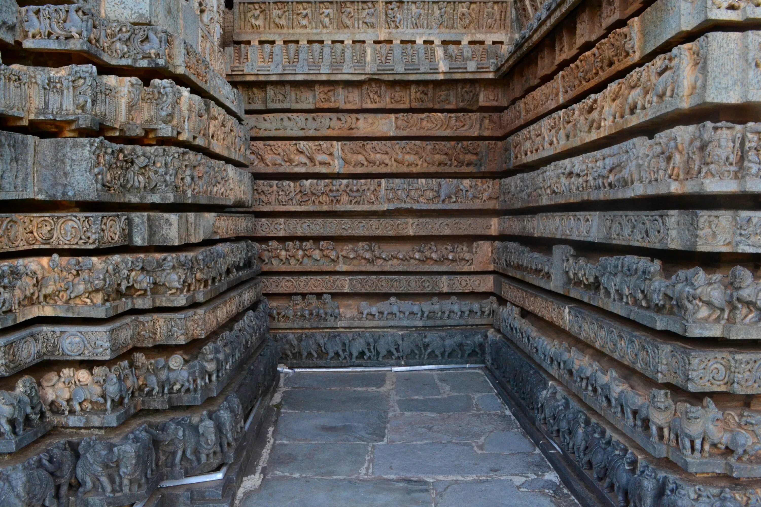 The use of stone. Стена храма. temple walls. aluvihare rock temple. wall of temple stones.