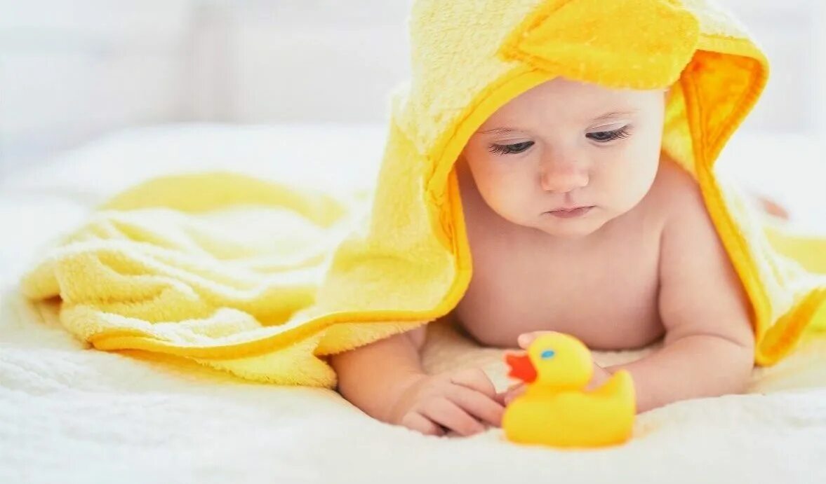 Скачай малыш в желтом обновление. Малыш желтый. Младенец с желтым полотенцем. Новорожденный в желтом полотенце. Младенец в желтом ава.