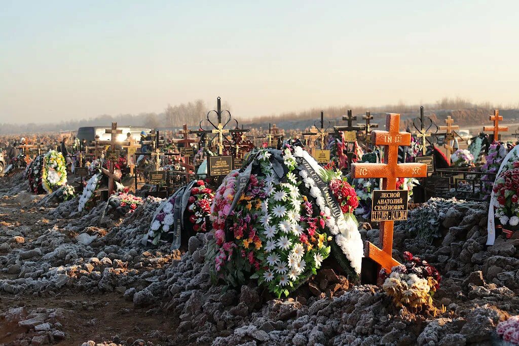 Захоронение умершего на кладбище. Русское кладбище.