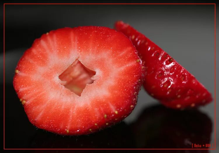 Срез клубники. Земляника в разрезе. Клубника в разрезе. Клубника богата витаминами. Земляника в разрезе.