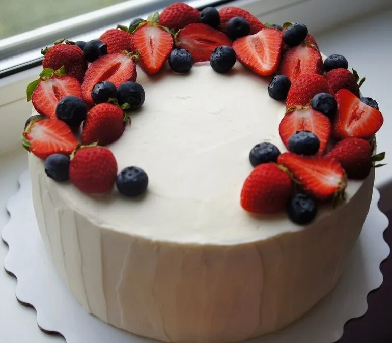 Торт с клубникой и голубикой. Украшение торта ягодами. Украшение торта клубникой и голубикой. Декор торта клубникой и голубикой.