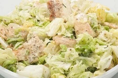 Салат с пекинской капустой курицей и сухариками