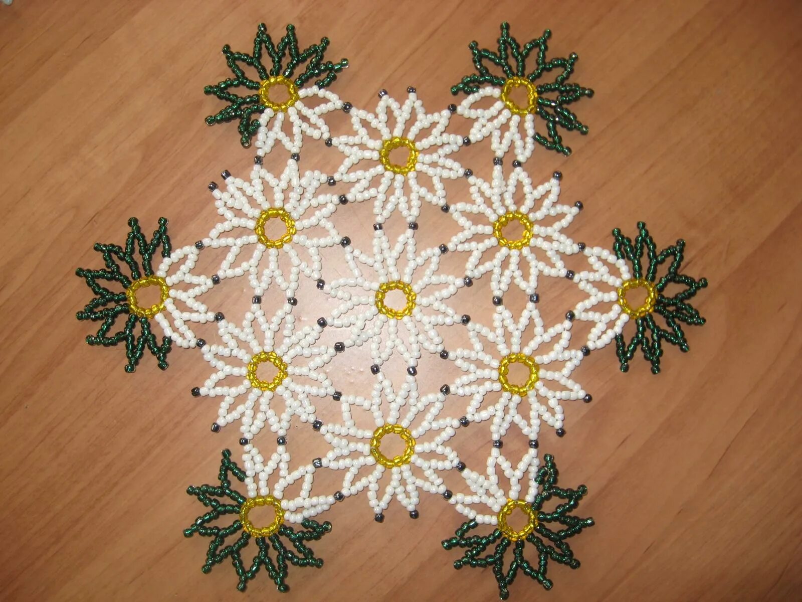 Плетение бисером ромашки. Серединка для ромашки из бисера. Ромашка из бисера схема. Ромашка из бисера схема. Серединка для ромашки из бисера.
