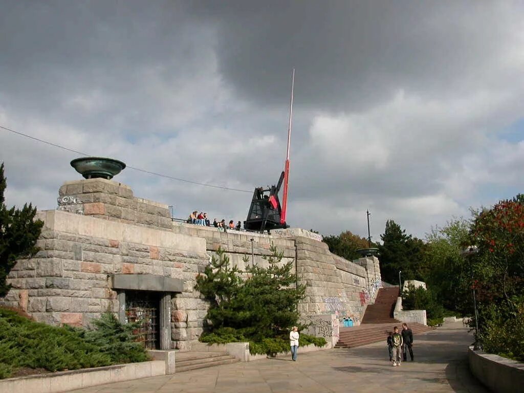 Памятник сталину в праге. Памятник сталину в праге 1955. памятник сталину в чехословакии. сталин в праге. монумент сталину в праге.
