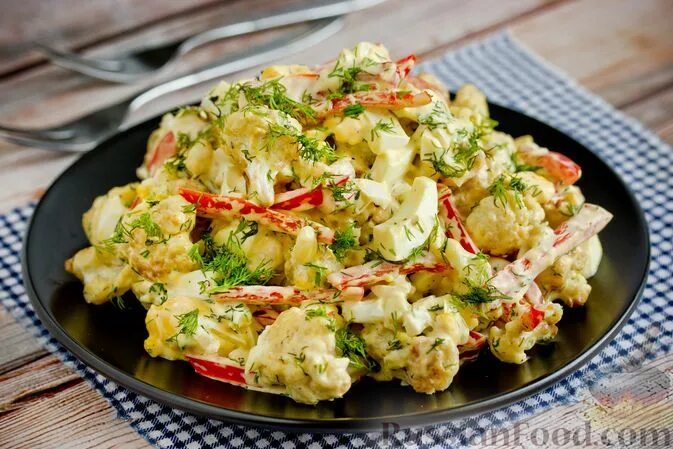 Салат из шампиньонов, цветной капусты и перца. Салат из цветной капусты с курицей. Салат с цветной капустой и болгарским перцем. Салат с цветной капустой и помидорами. Салат из цветной капусты с помидорами и огурцами.