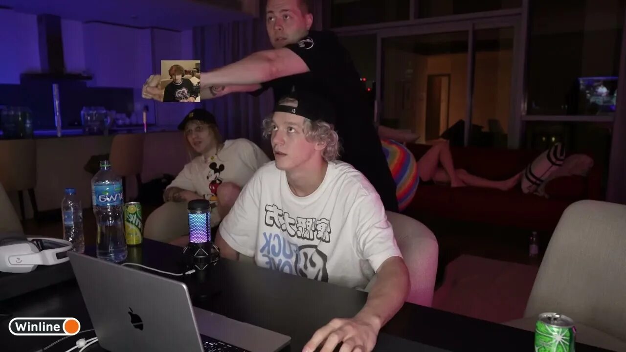 Хозяева твич куертов. Хозяева твич куертов. Хозяева 2022 твич. Хозяева твич. Хозяева твич кореш и парадеевич.