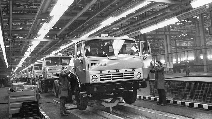 Первые автомобильные заводы ссср. Завод КАМАЗ 1976. Камский автомобильный завод Набережные Челны. Камский автозавод КАМАЗ. Завод КАМАЗ В Набережных Челнах СССР.