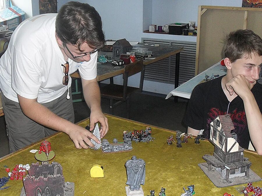 Мальчик играющий в солдатики. Игра в солдатики. Дети играют в солдатиков. Сыграем в солдатиков. Сыграем в солдатиков.