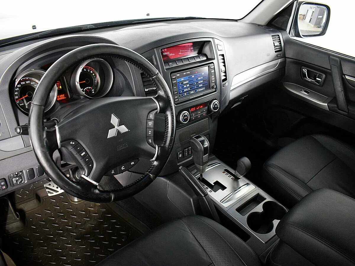 Митсубиси паджеро 4 3.0 купить. Mitsubishi Pajero 4 поколения. Mitsubishi Pajero 4 салон. Митсубиси Паджеро 4 поколения салон. Mitsubishi Pajero 4 поколения салон.