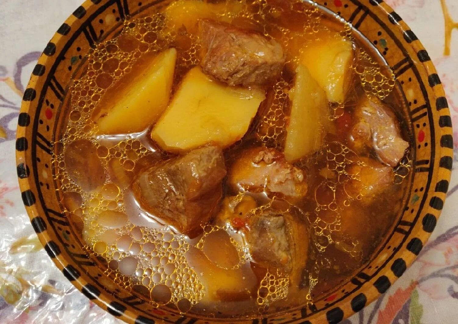 Мясо с бульоном как называется. Тушёная картошка с мясом. картофель с мясом в бульоне. картошка с мясом в кастрюле с бульоном. тушёная картошка с бульоном.