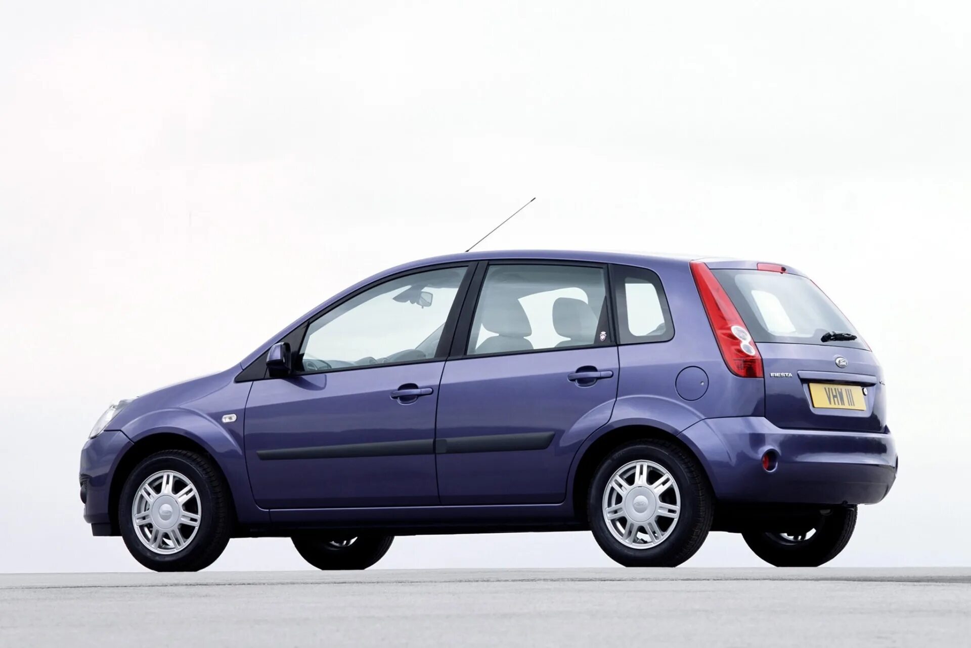 Ford fiesta 5. 4. 5 поколение фиесты. 5 поколение фиесты. Форд фиеста 2008.