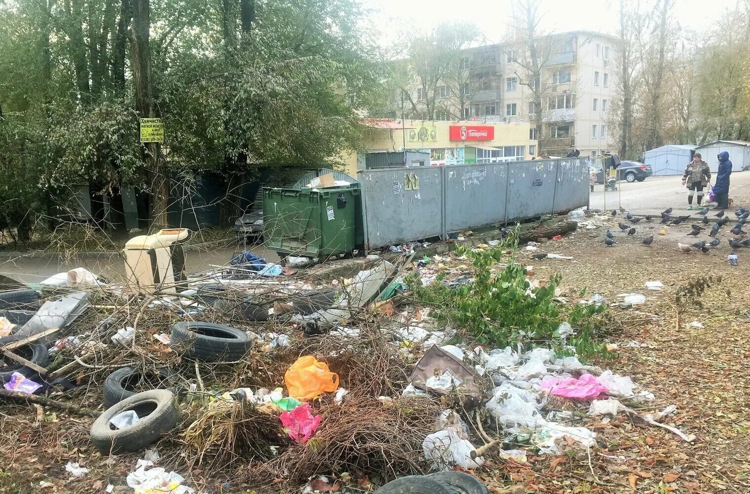 Помойка во дворе. Мусорный полигон во дворе.