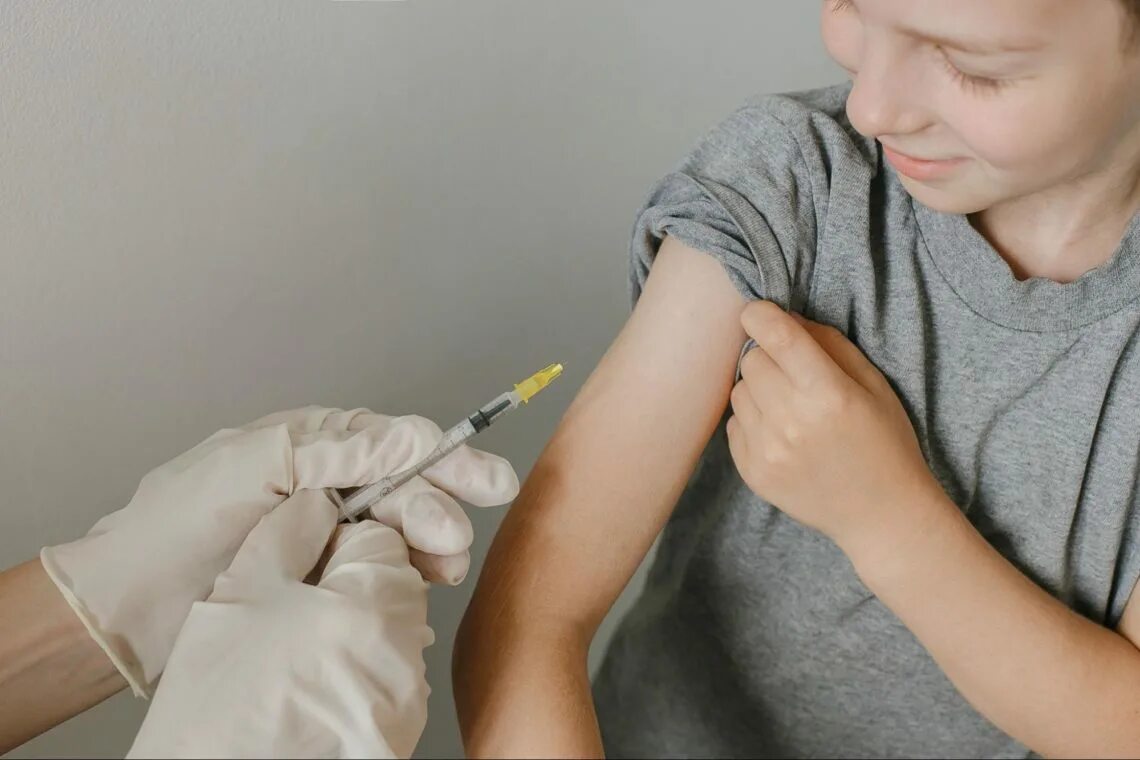 Вакцина в больнице. Рука с пластырем после прививки. Картинки педиатр шпатель. Делайте прививки маленькими пулями Мем.