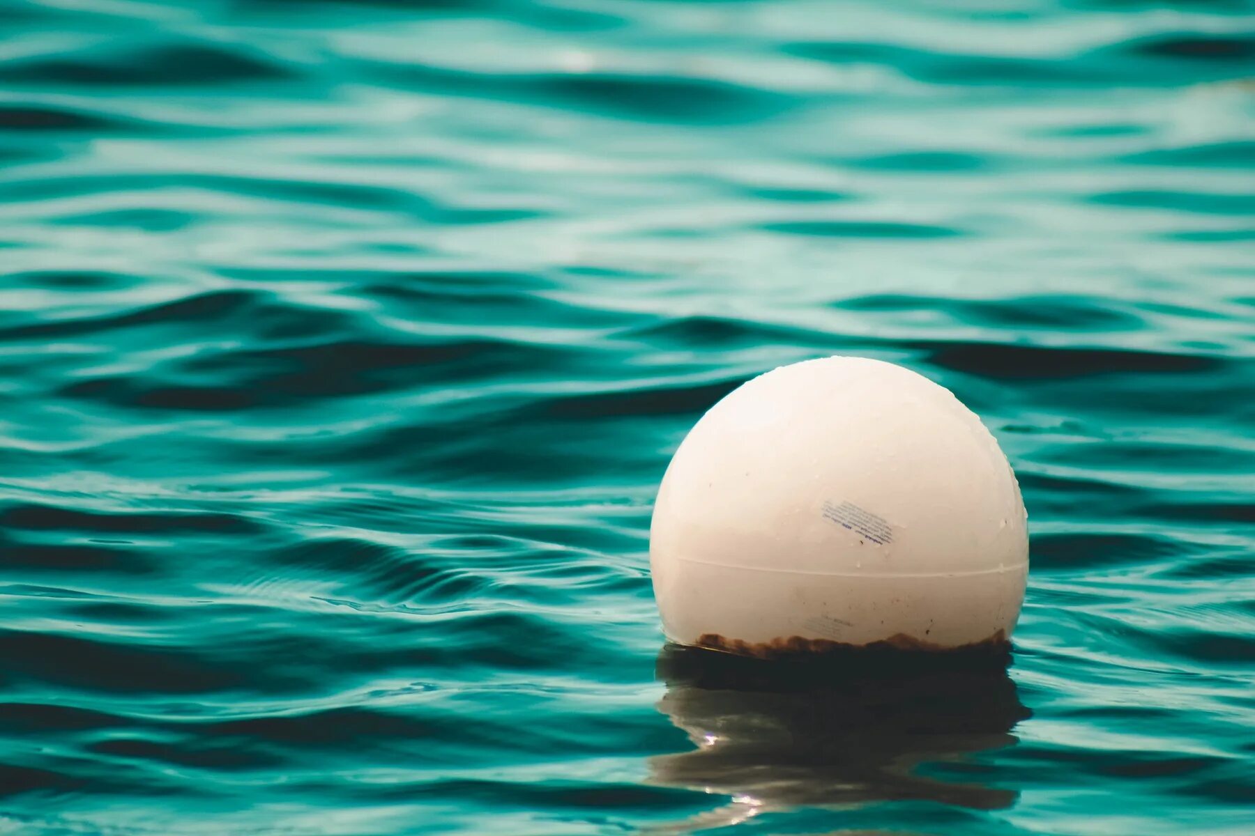 Морские буйки. Буйки на воде. Буйки на море. Буй на воде.