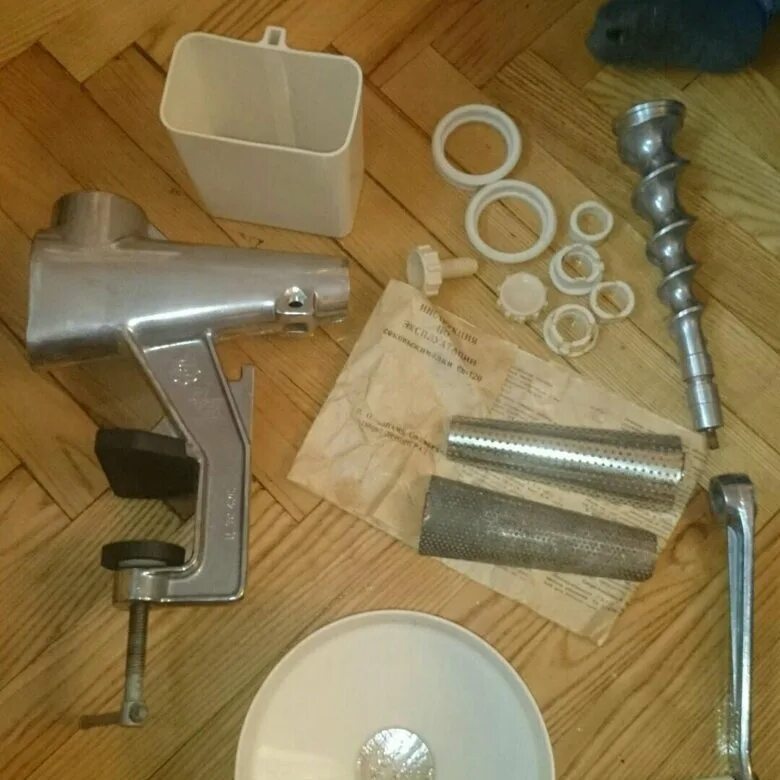 Как собрать советскую соковыжималку. Струмок соковыжималка ручная. Советская соковыжималка ручная. Мясорубка соковыжималка ручная Советская. Шнековая соковыжималка СССР