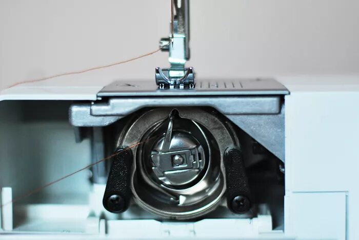 Швейная машинка Чайка 2 нижняя нить путается. Швейная машинка путается нить снизу. ПЕТЛИТ нижняя нитка машинки бротхер. Швейная машинка Чайка 134 петляет нижняя нить. Челнок швейной машинки чайка