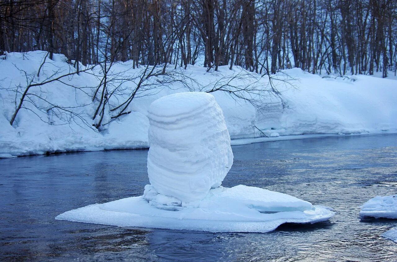 Снег и лед в природе. Ледяной камень. Обледенелые камни. Каменный холод.