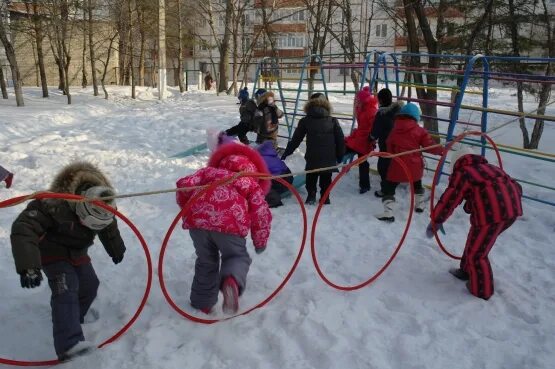 Прогулка в доу зимой. Февраль для родительского уголка. Февраль для родительского уголка. Материал для родительского уголка в средней группе. Прогулка в детском саду февраль.