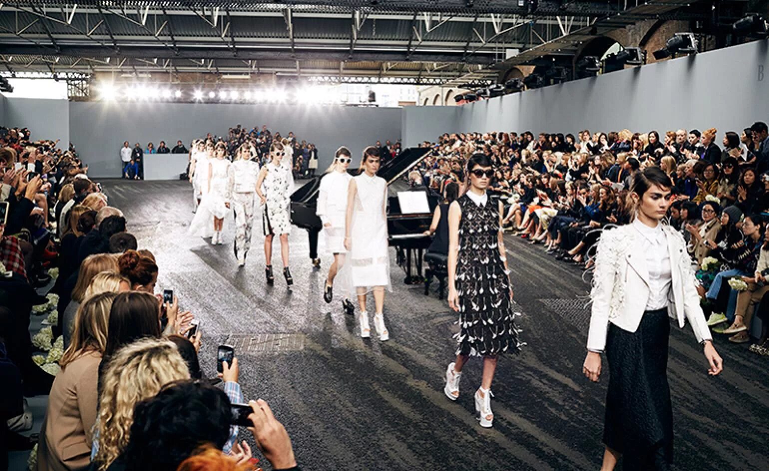 Неделя высокой моды в нью-йорке 2022. Показ 2020 франция моды в париже. Модный показ. Как попасть на неделю моды. Показ мод.