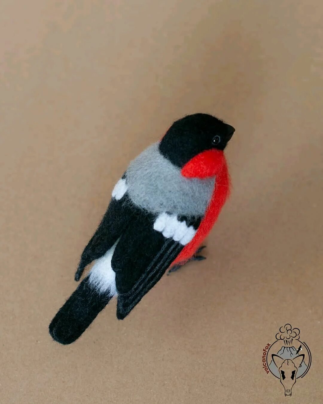 Ватная игрушка на ёлку снегирь. Снегирь украшение. Валяный снегирь. Снегирь валяный из шерсти. Птичка из фетра снегирь.