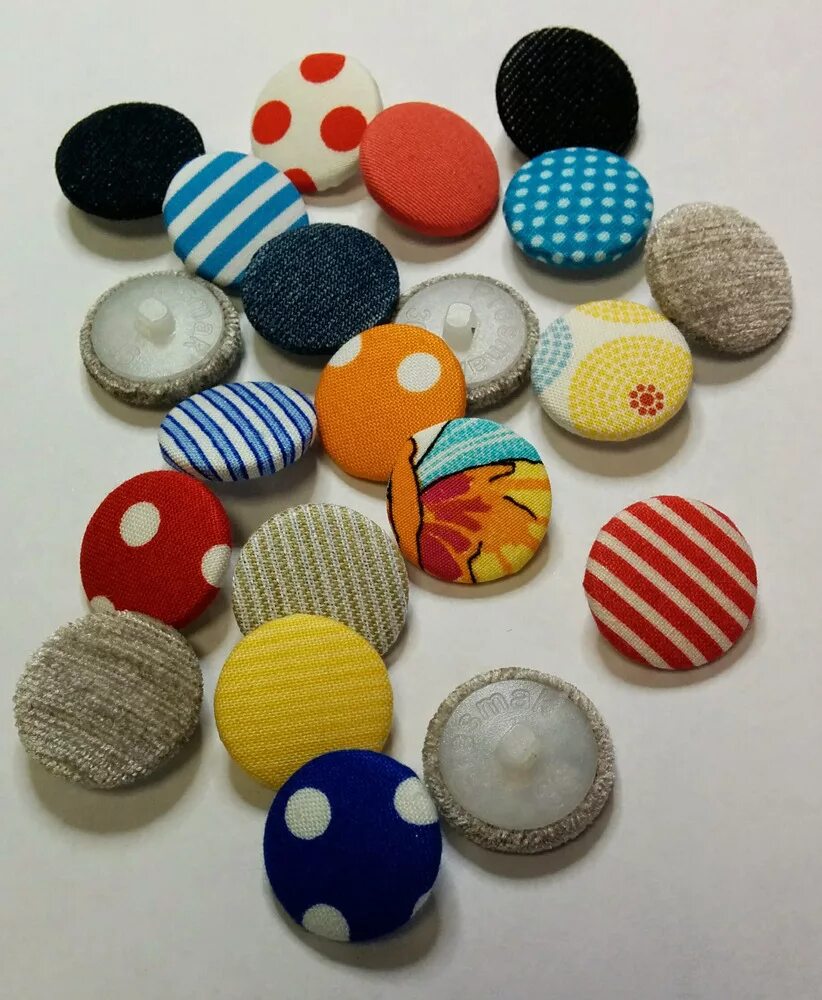 обтяжка пуговиц тканью. пуговицы обтянутые тканью. обтянуть пуговицы тканью. обтянутые пуговицы. тканевые пуговицы.