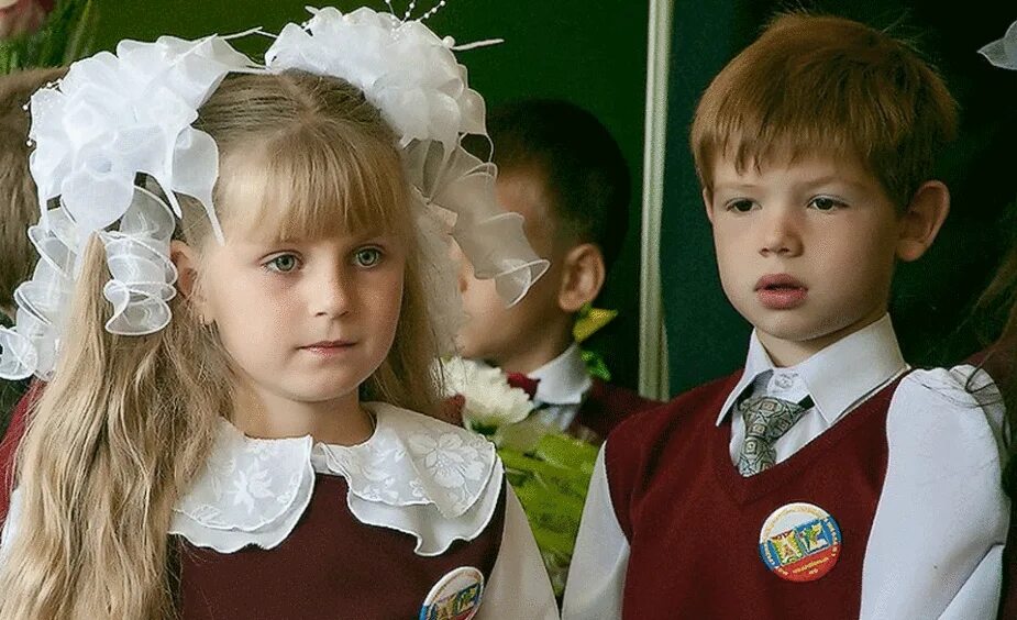 Фотосессия в парке школьники. Первоклассник. Первоклассники. Мальчик в школе. Ученик первоклассник.